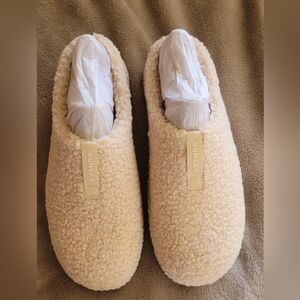 Bombas Womans Sunday Sherpa Slipper Cream 9W new (closet)